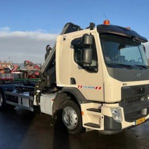 foto 19,5t hákový nosič kontejneru Volvo + HIAB 144