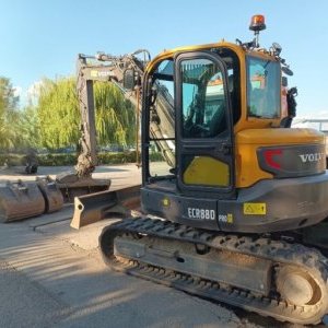 foto 9t bagr guma ofset Volvo ECR88D rypadlo pásové mimoosé kopání