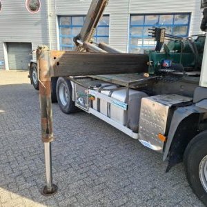 foto 8x4 Volvo tridem kontejner + HMF rotátor