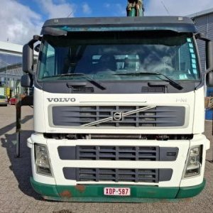 foto 8x4 Volvo tridem kontejner + HMF rotátor