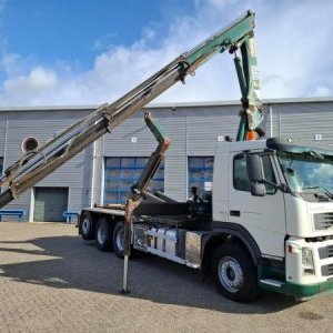 foto 8x4 Volvo tridem kontejner + HMF rotátor