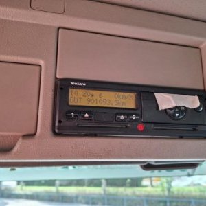 foto 8x4 Volvo tridem kontejner + HMF rotátor