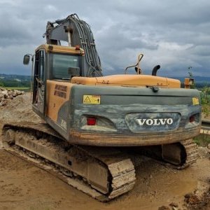 foto 24.3t bagr Volvo EC240 pásák rypadlo