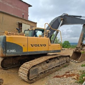 foto 24.3t bagr Volvo EC240 pásák rypadlo