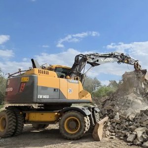 foto 17t bagr Volvo EW140D vývody 4lopaty klima kamera